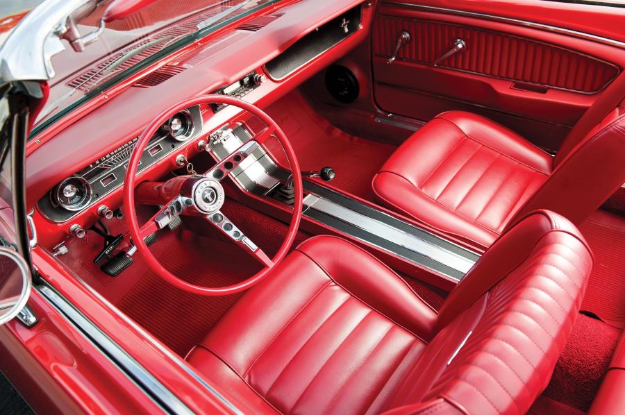 Интерьер Ford Mustang Convertible 1965 года  (фото 28 из 76)